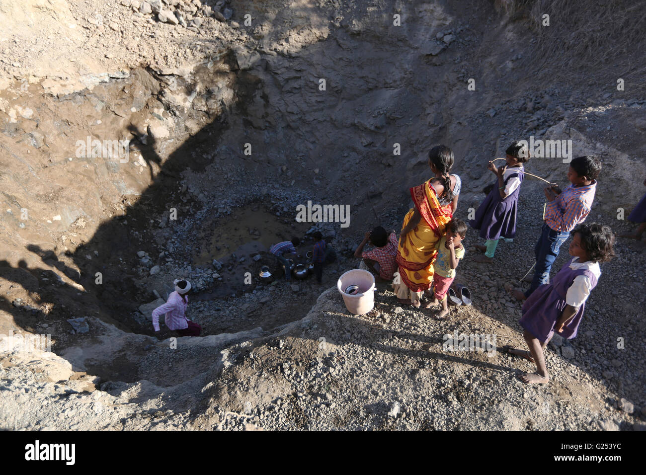 KOLAM TRIBE - Wasserknappheit beim Trocknen Wasser-Quelle. Shivshaktinagar - Ghogarwadi - Maharashtra Stockfoto
