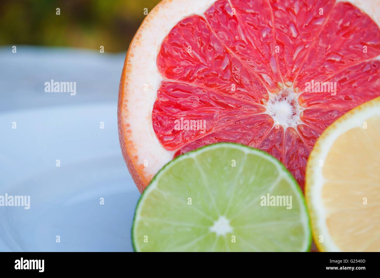 Bunten tropischen Früchten und Scheiben - Zitrone, Limette, rote grapefruit Stockfoto