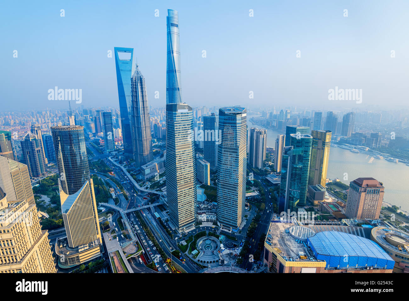 Skyline von Shanghai mit seinen neu errichteten ikonischen Wolkenkratzern. Stockfoto