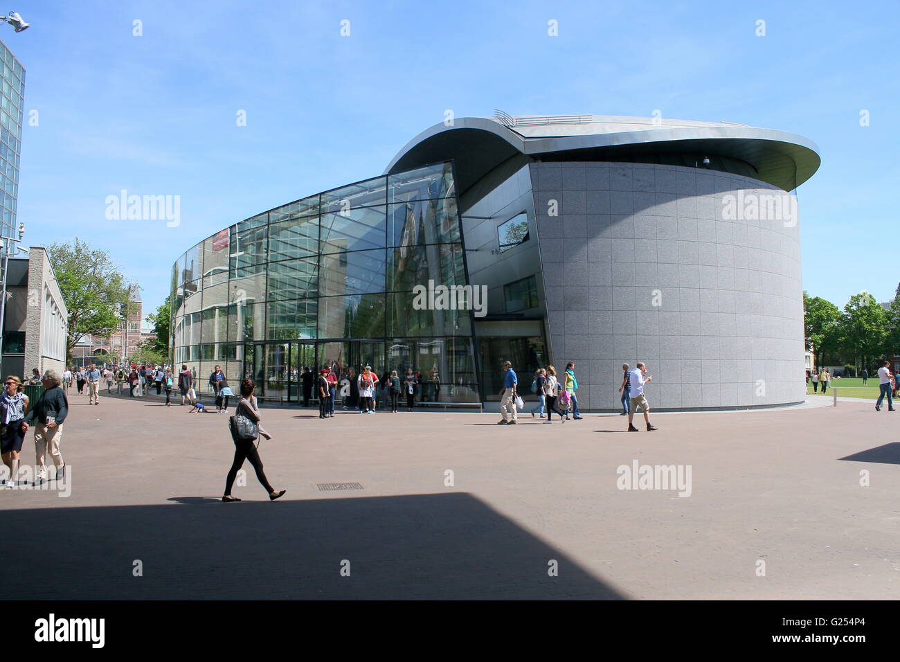 Neuer Eingang, das Van Gogh Museum am Museumplein (Museumsplatz), Amsterdam, Niederlande. Frühling 2016 Stockfoto