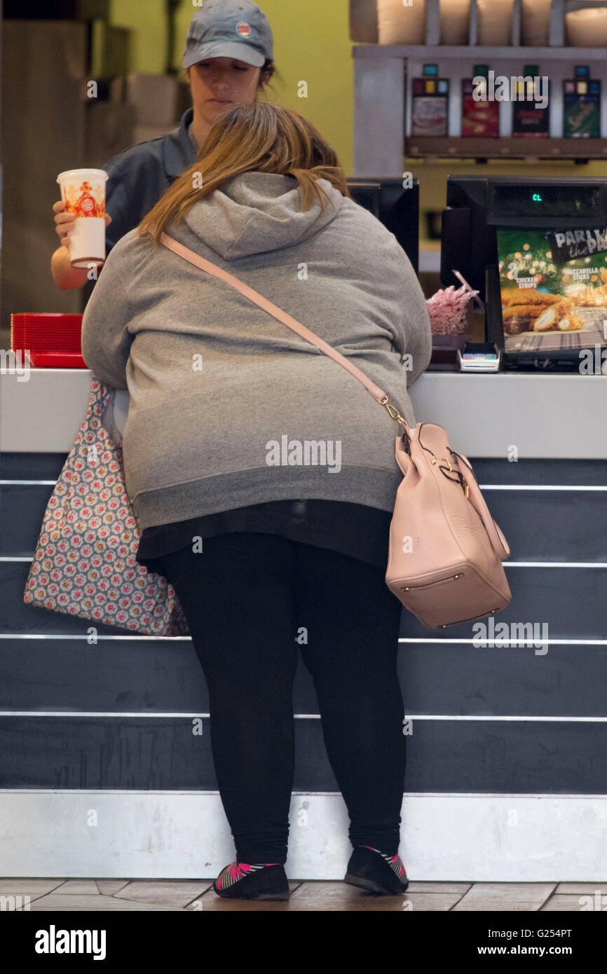 Fettleibige übergewichtige Frau, die Fast-Food in einem Take away Restaurant bestellen. Stockfoto