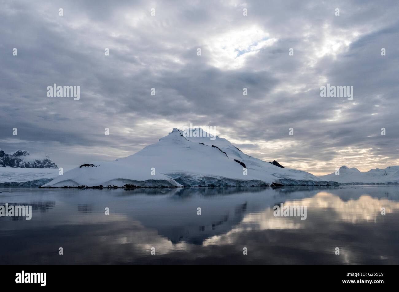 Panoramablick auf Eis verschlossen, Berge und Meer Dorian Bay, Damoy Point, Antarktis Stockfoto