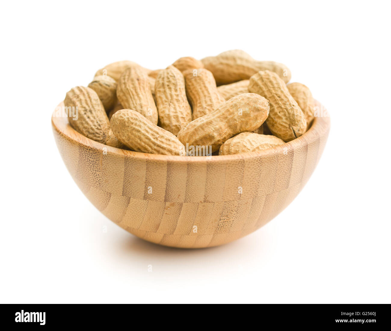 Getrocknete Erdnüsse in Holzschale isoliert auf weißem Hintergrund. Stockfoto