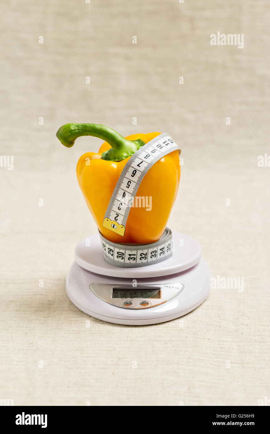 Konzept der Ernährung, Gesundheit. Gelbe Paprika süß mit einem Meter auf den Weißabgleich. Selektiven Fokus. Stockfoto