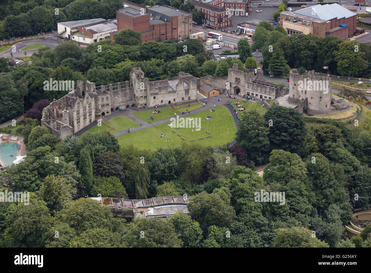 Eine Luftaufnahme von Dudley Castle, einer zerstörten Festung in den West Midlands Stockfoto