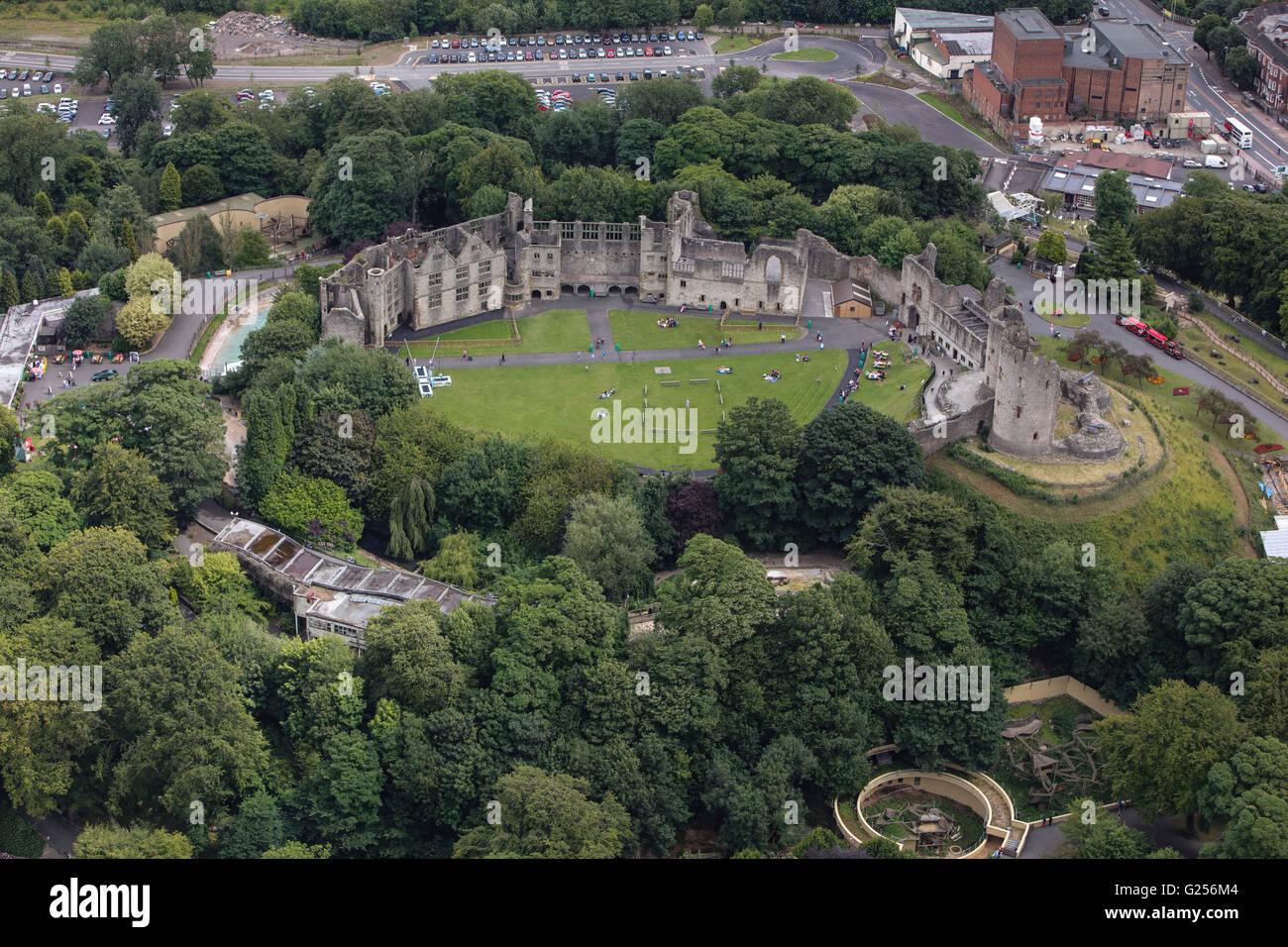 Eine Luftaufnahme von Dudley Castle, einer zerstörten Festung in den West Midlands Stockfoto