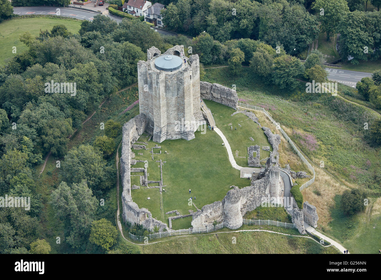 Eine Luftaufnahme von Conisbrough Castle, einer zerstörten mittelalterlichen Festung in der Nähe von Doncaster Stockfoto