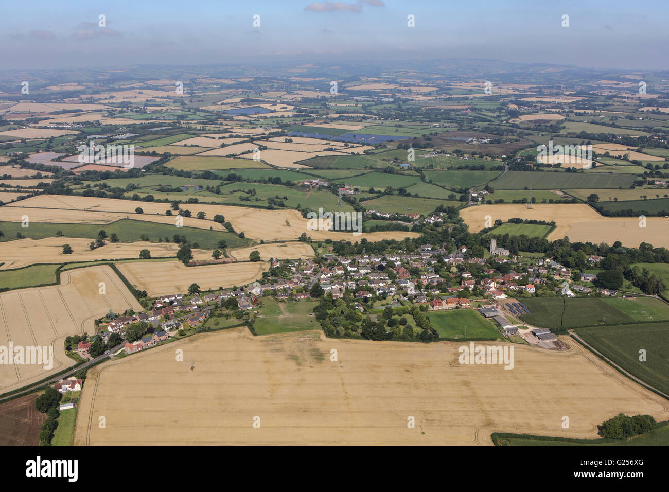 Eine Luftaufnahme des Dorfes von Bradford-in-Ton und Somerset Umland Stockfoto