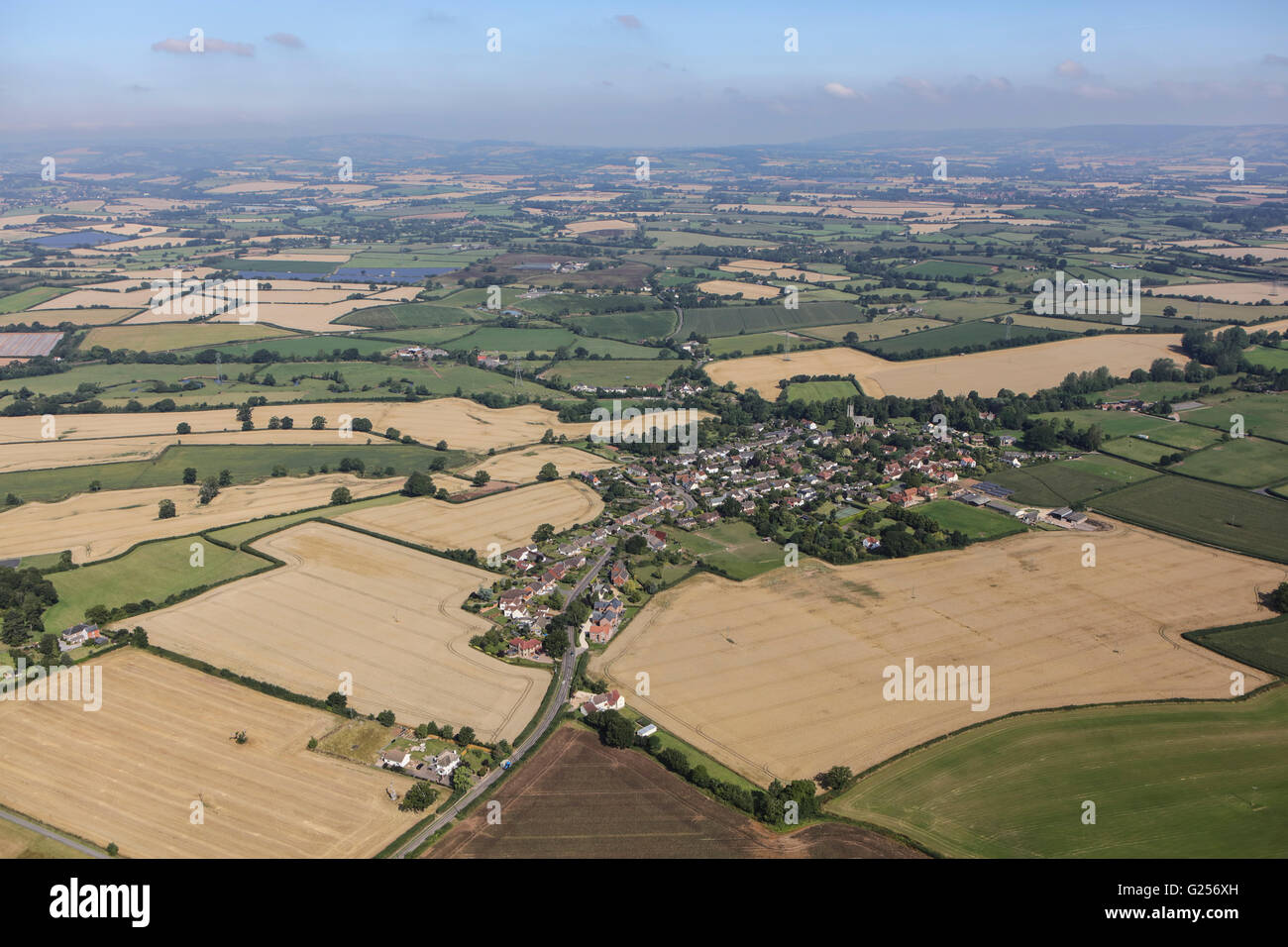 Eine Luftaufnahme des Dorfes von Bradford-in-Ton und Somerset Umland Stockfoto