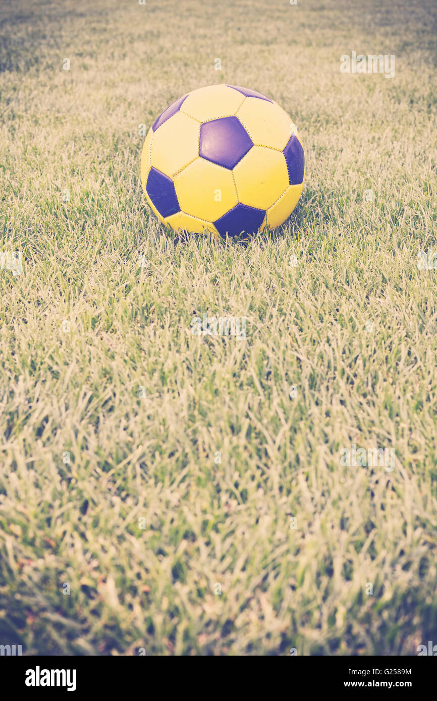 Fussballspiel auf acker Fotos und Bildmaterial in hoher Auflösung Alamy