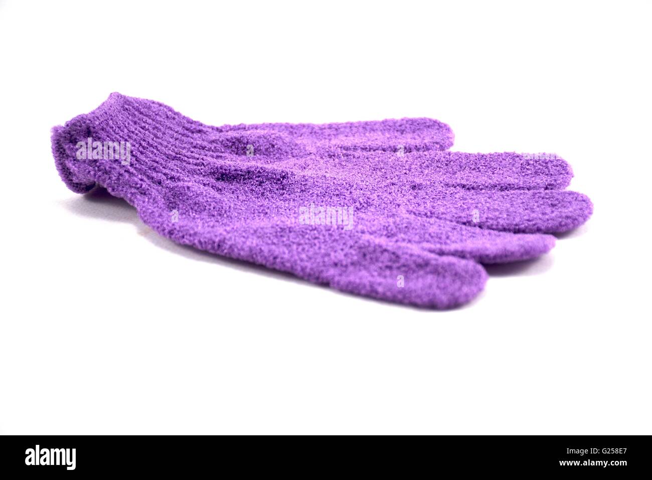 Lila Handschuh isolated.object Körper care.object Körper massage.object Beauty &amp; Fashion. Haushalt Geräte für Körperpeeling oder Körper Stockfoto