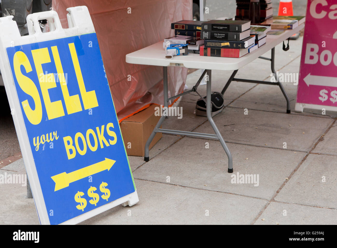 "Verkaufen Sie Ihre Bücher" Schild an der Universität - USA Stockfoto