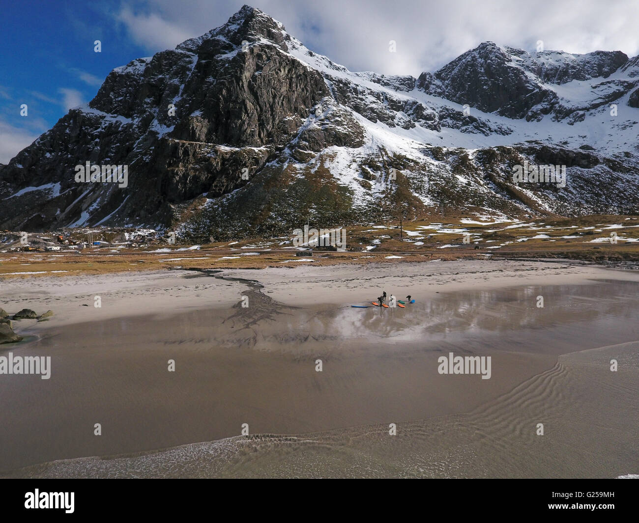 Surfer am Strand, Unstad, Vestvagoy, Lofoten, Nordland, Norwegen Stockfoto