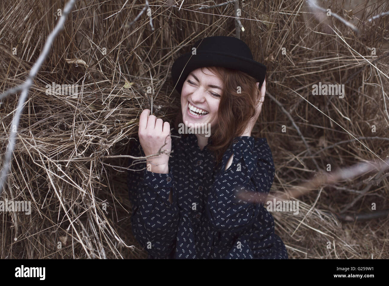 Porträt einer Lachgas-Frau im Grass liegen Stockfoto