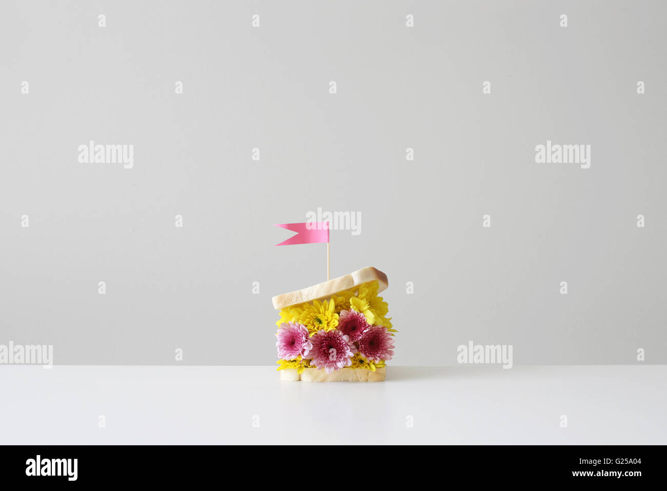 Blumen-Sandwich mit Flagge Stockfoto