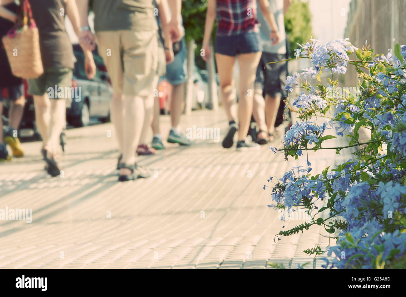 Geringer Teil der Menschen auf Straße Stockfoto