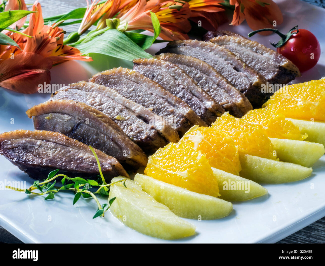 Scheiben gebratene Ente mit Orangen und Birnen Stockfoto