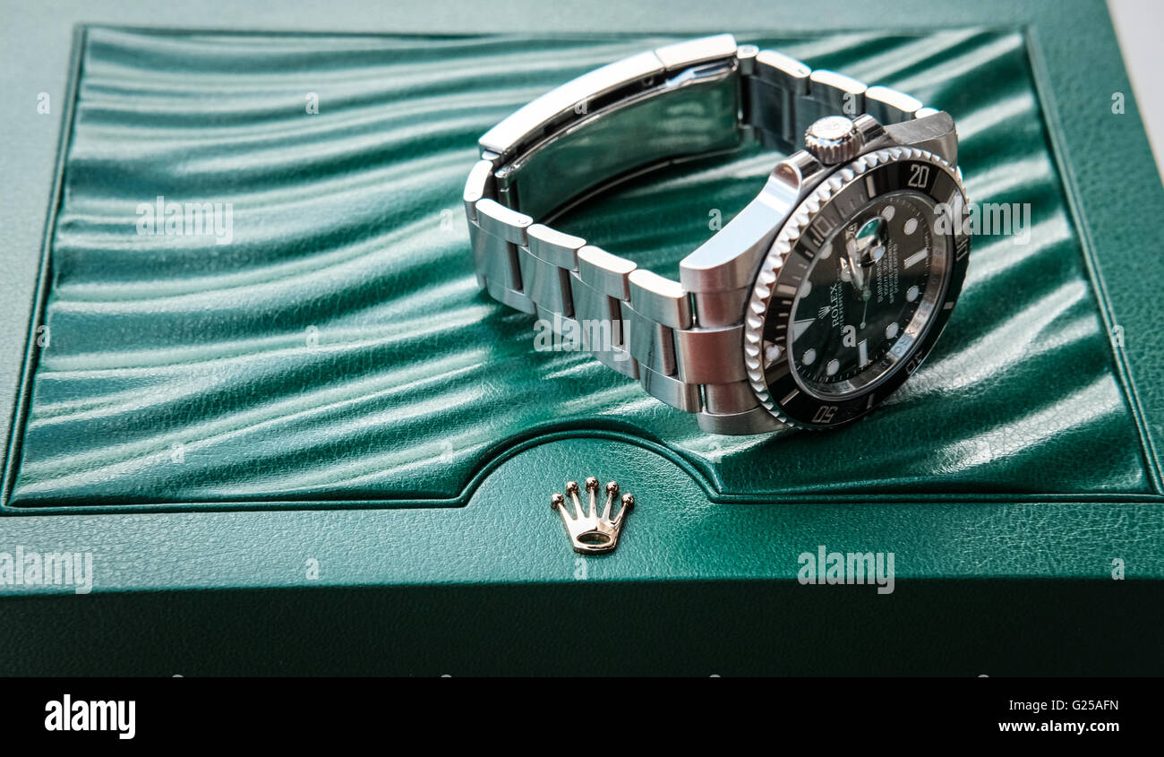 Flache Tiefe der Ansicht einer bekannten Schweizer gefertigten Männer Taucheruhr mit seinem makellosen Präsentationsgehäuse gesehen. Stockfoto