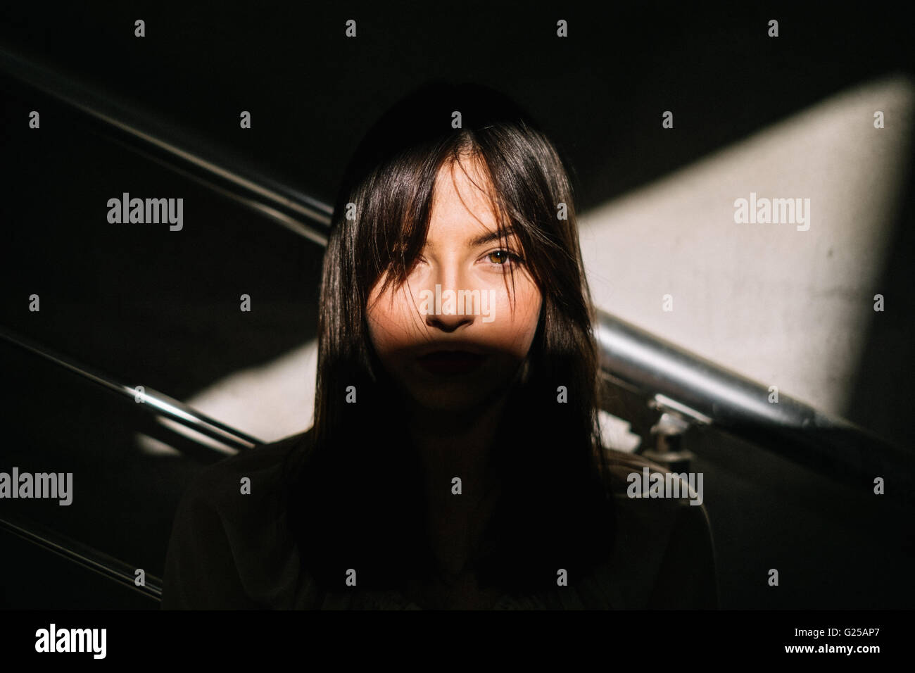 Porträt einer Frau das Gesicht im Schatten Stockfoto