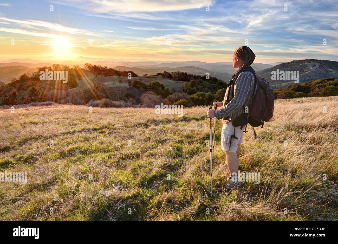 Mann wandern und Blick auf die Aussicht, Vulcan Mountain Wilderness Preserve, Kalifornien, USA Stockfoto