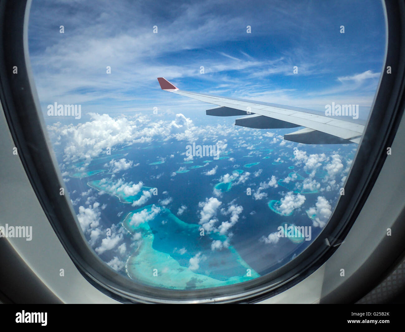 Malediven-Inseln aus einem Flugzeugfenster gesehen Stockfoto