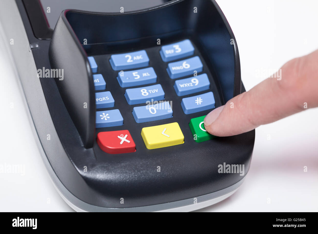 Bestätigung drücken Sie die Taste auf der Tastatur des Kartenlesers (Zahlung) Stockfoto