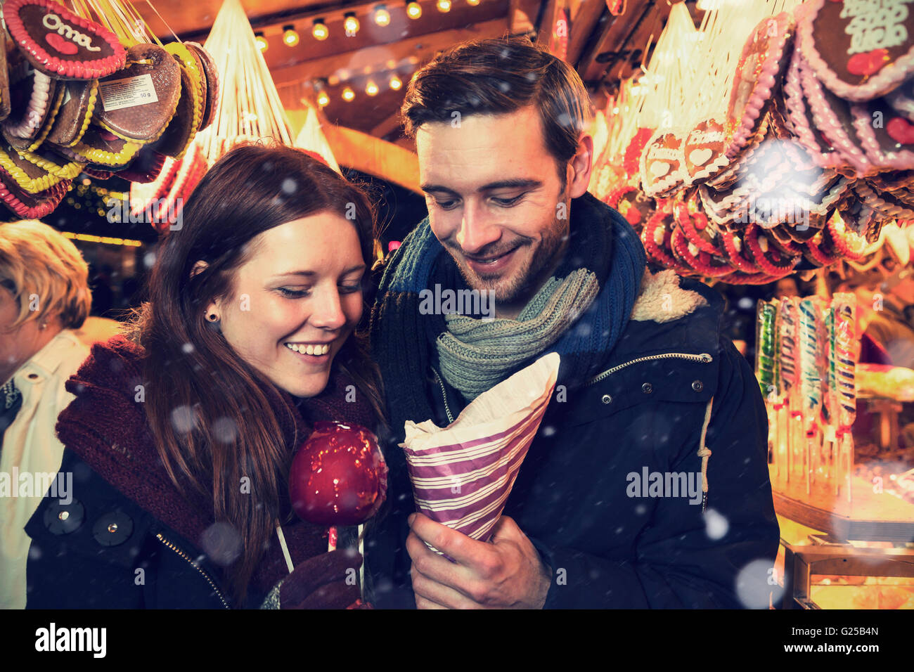 Paar am Weihnachtsmarkt essen Süßigkeiten (Vintage-Look) Stockfoto