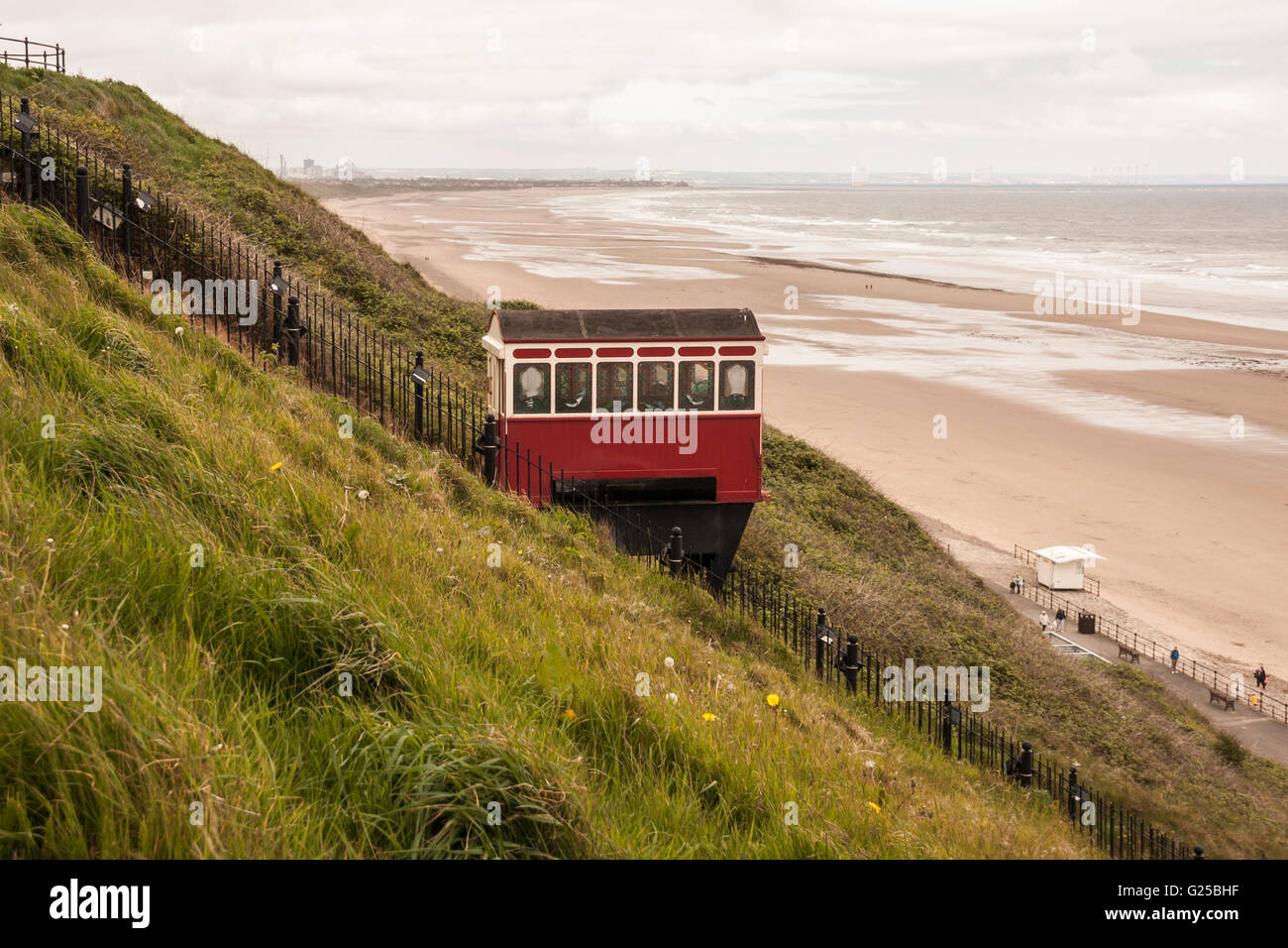 Ein Landschaft Blick auf die malerische Standseilbahn Schiene heben Sie von der Klippe zum Strand von Saltburn am Meer, England, UK Stockfoto