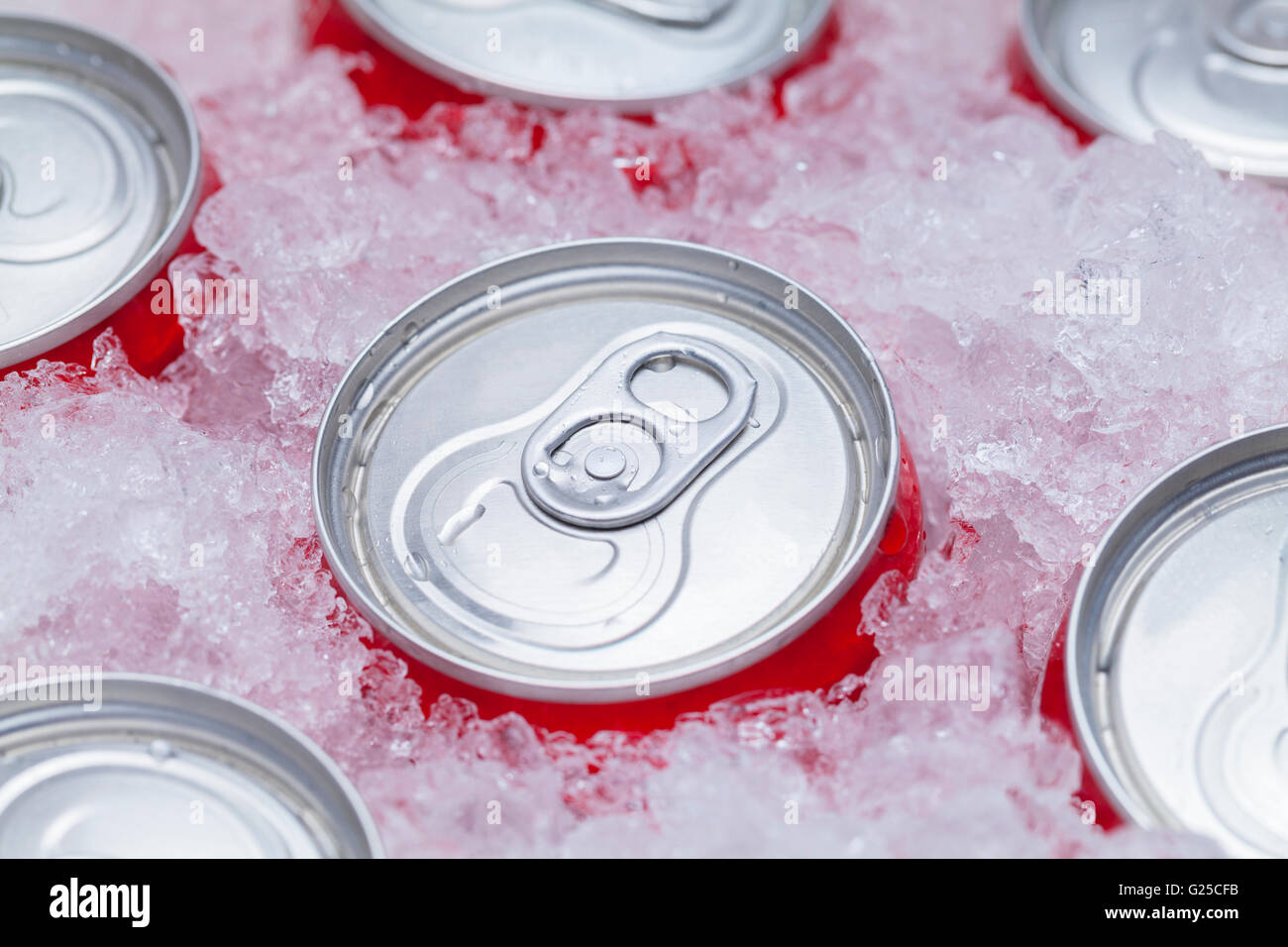 Mehrere rote Soda Dosen in Eis gepackt. Stockfoto