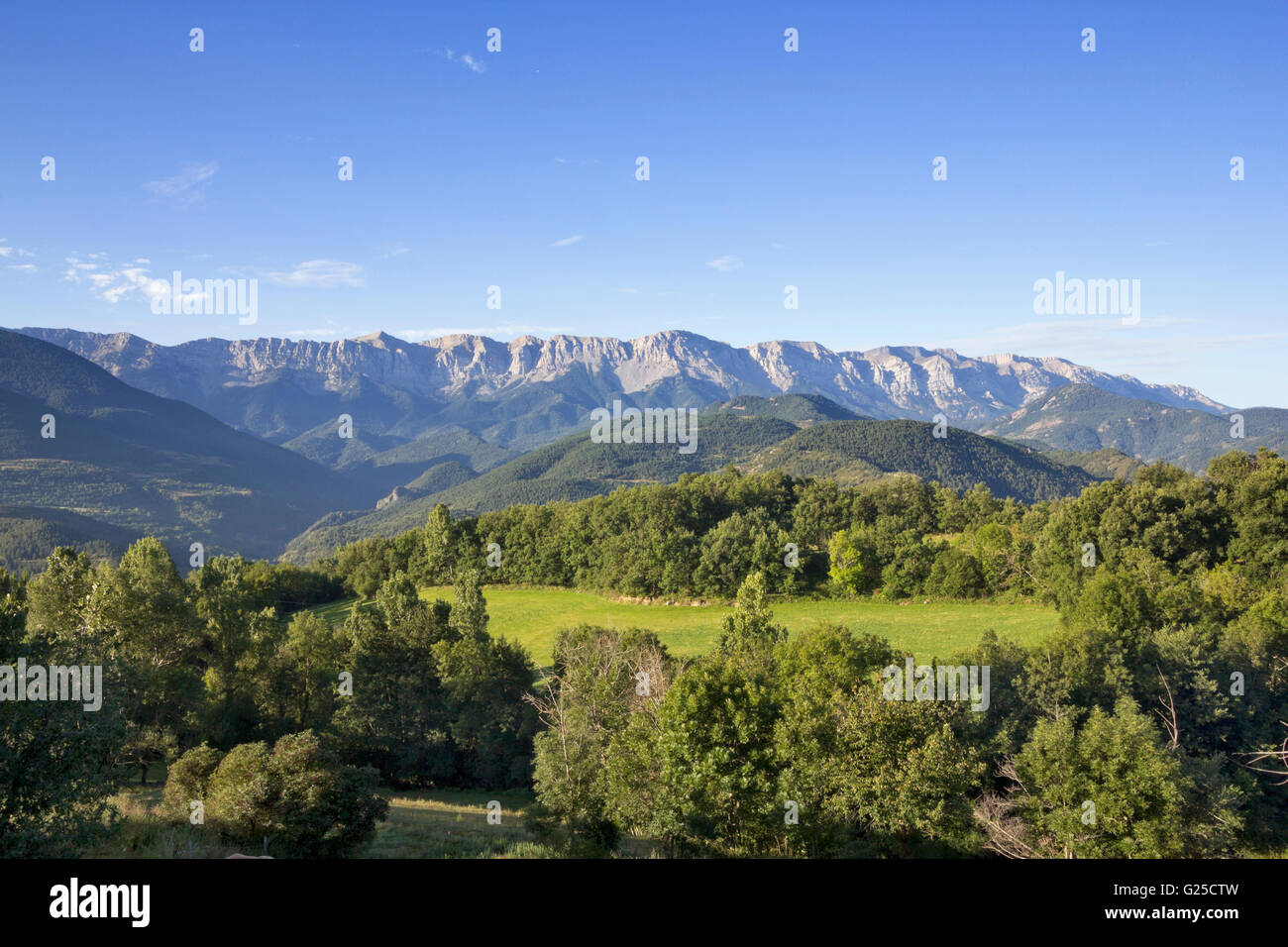 Die Serra del Cadi ist ein Gebirgszug im Norden (Pre-Pyrenäen) von Katalonien (Spanien). Blick von der Cerdanya. Stockfoto