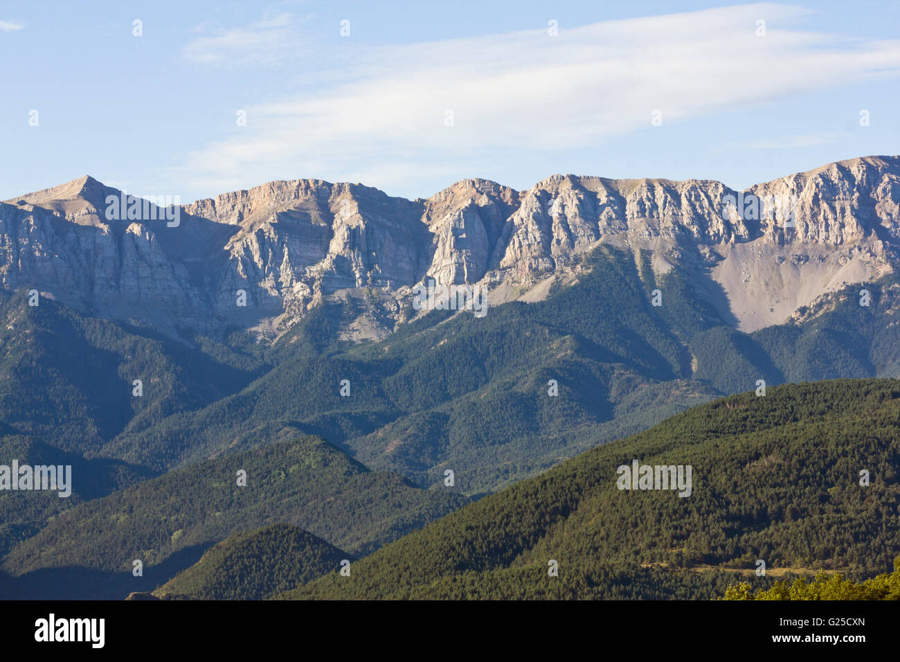 Die Serra del Cadi ist ein Gebirgszug im Norden (Pre-Pyrenäen) von Katalonien (Spanien). Blick von der Cerdanya. Stockfoto