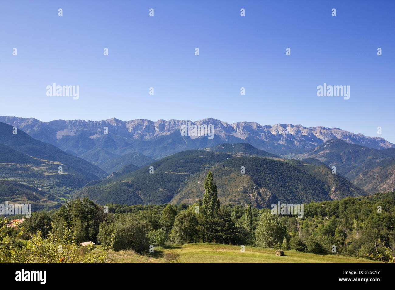 Die Serra del Cadi ist ein Gebirgszug im Norden (Pre-Pyrenäen) von Katalonien (Spanien). Blick von der Cerdanya. Stockfoto