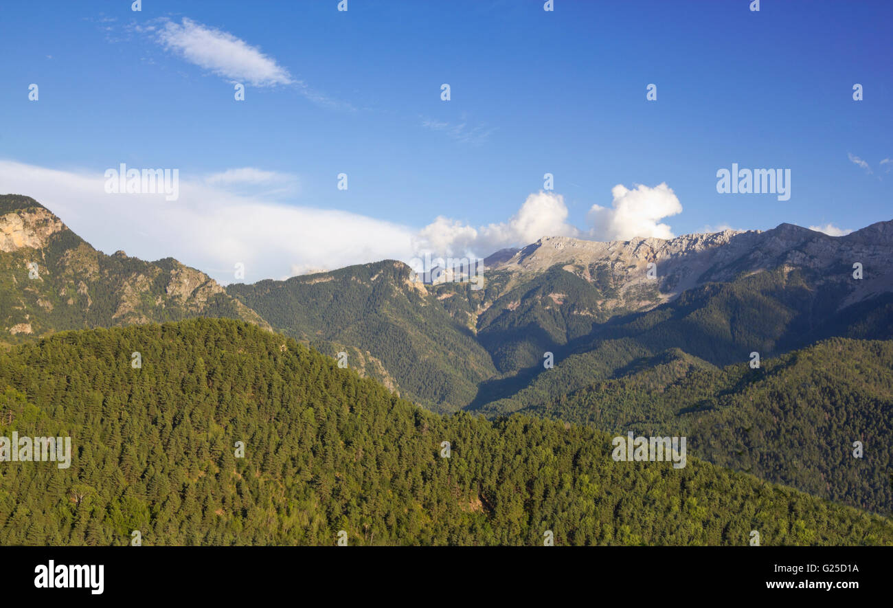 Die Serra del Cadi ist ein Gebirgszug im Norden (Pre-Pyrenäen) von Katalonien (Spanien). Blick von der Cerdanya. Stockfoto