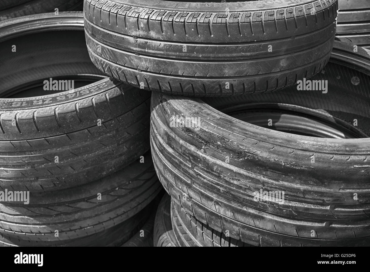 alte abgenutzte Reifen auf einem Haufen Müll Stockfoto
