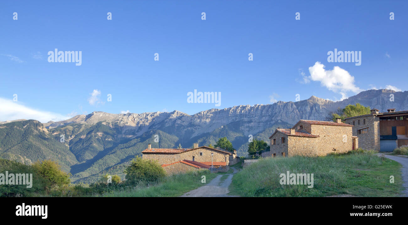 Estana, typische Dorf von Cerdagne mit Serra del Cadi im Hintergrund, Katalonien (Spanien) Stockfoto