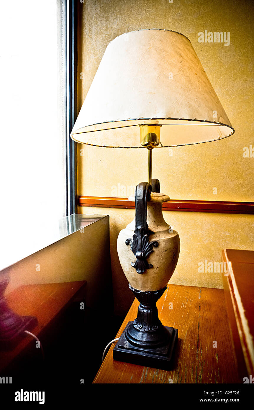 klassischen Leselampe auf einem Tisch Stockfotografie - Alamy