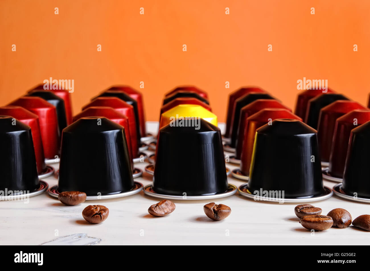 Satz von Espresso Kaffee Kapseln für die Maschine ausgerichtet auf einem Tisch Stockfoto