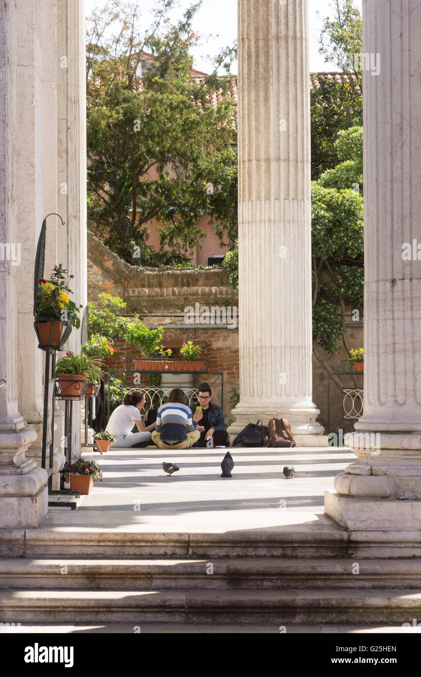 Jugendliche zu entspannen, auf den Stufen des den Tolentini am Campo dei Tolentini, Venedig Stockfoto
