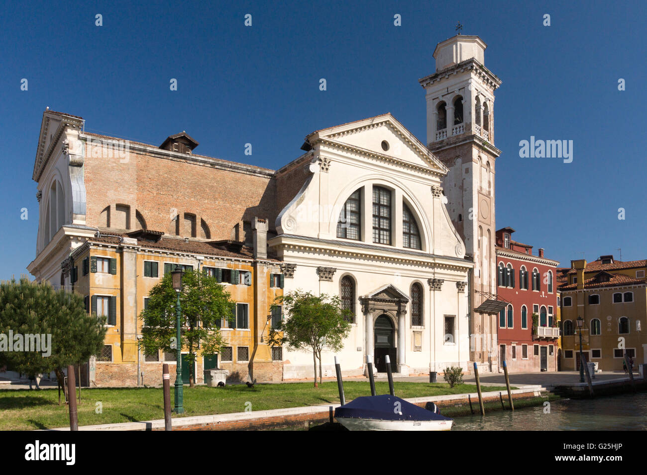 Die Basilika dei Santi Gervasio e Protasio aus dem 11. Jahrhundert ist einzigartig für ihre identischen Fassaden, dieser Blick ist vom Kanal Rio de Santi Travaso, Venedig Stockfoto