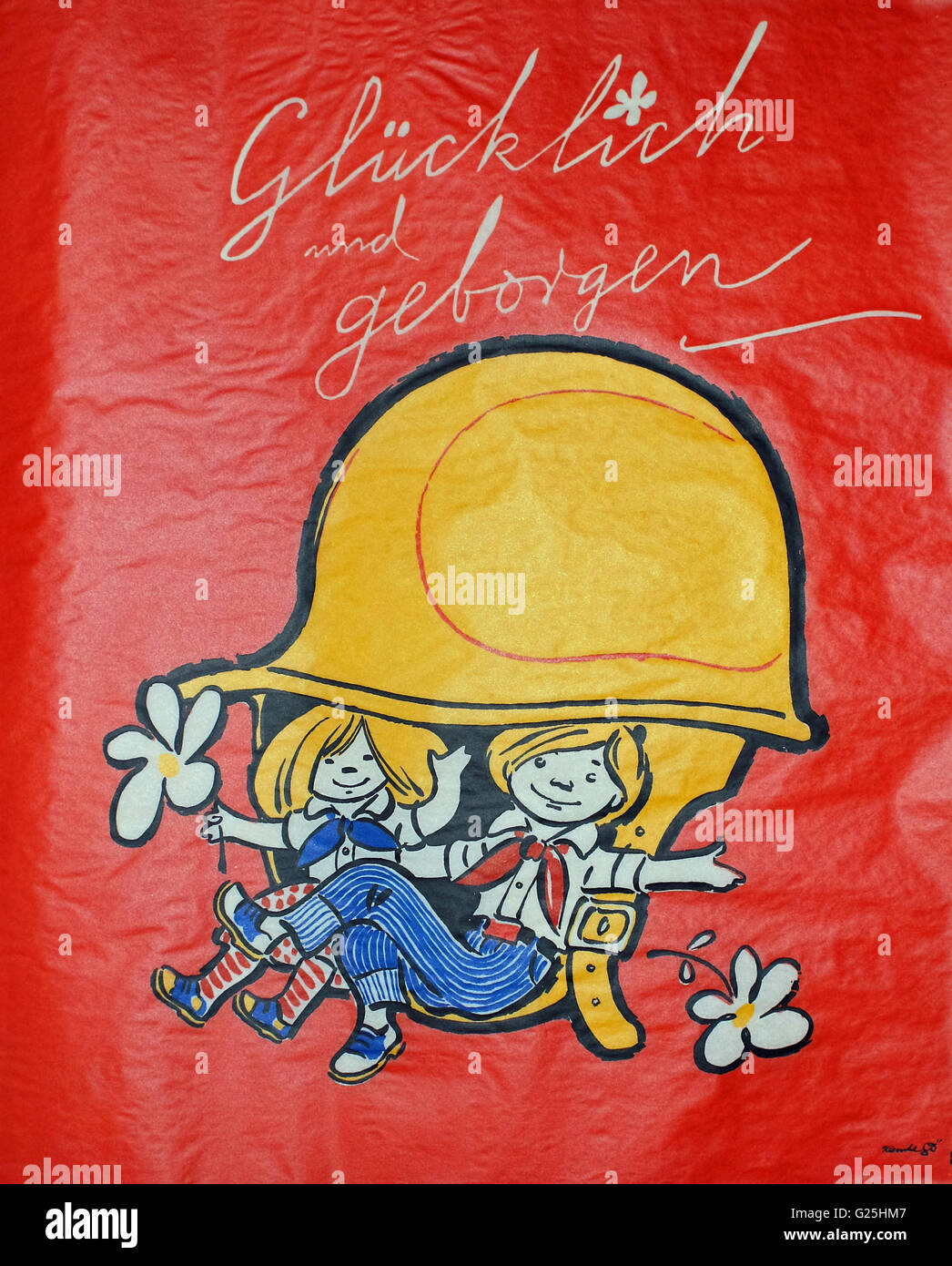 Happy und Secure - Kinder ostdeutschen Kommunistischen Schule "Rot und blau Pioniere" unter des Arbeiters Helm. Propagandaplakat Stockfoto