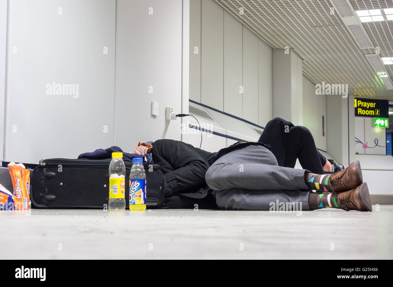 Zwei junge Männer, die auf dem Flughafenterminal am Flughafen Manchester schlafen. VEREINIGTES KÖNIGREICH Stockfoto