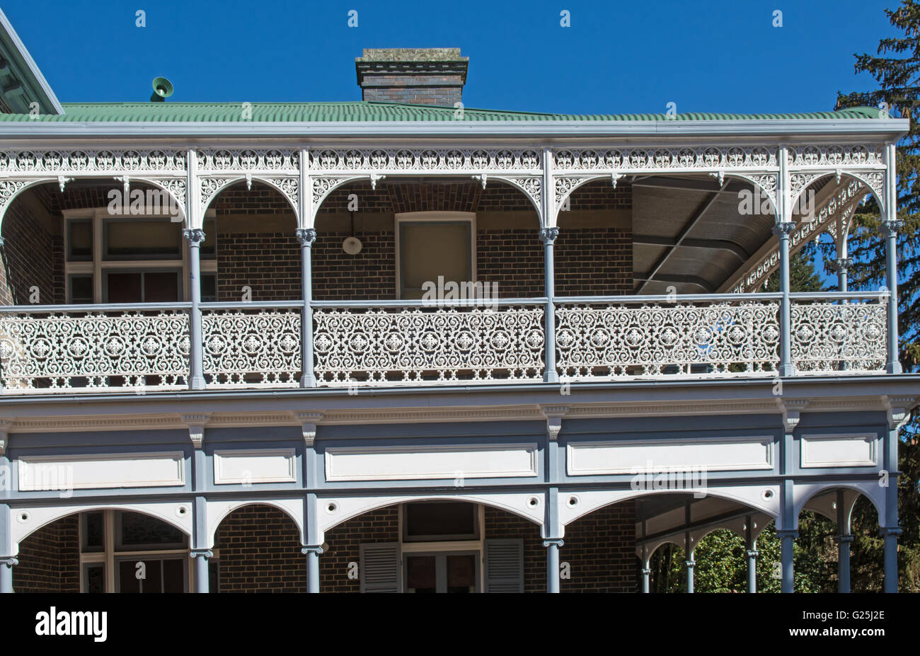 Schmiedeeisen-Spitzen auf Veranda Saumarez Homestead, Armidale NSW Australia Stockfoto