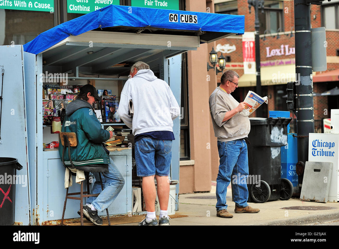 Einheimische pause an und um eine Nachbarschaft Zeitungskiosk in Chicago's Edison Park. Chicago, Illinois, USA. Stockfoto