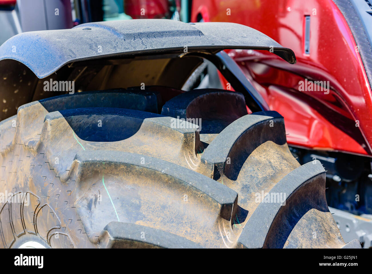 Nahaufnahme von Mustern auf einem großen Rad des Traktors Stockfoto