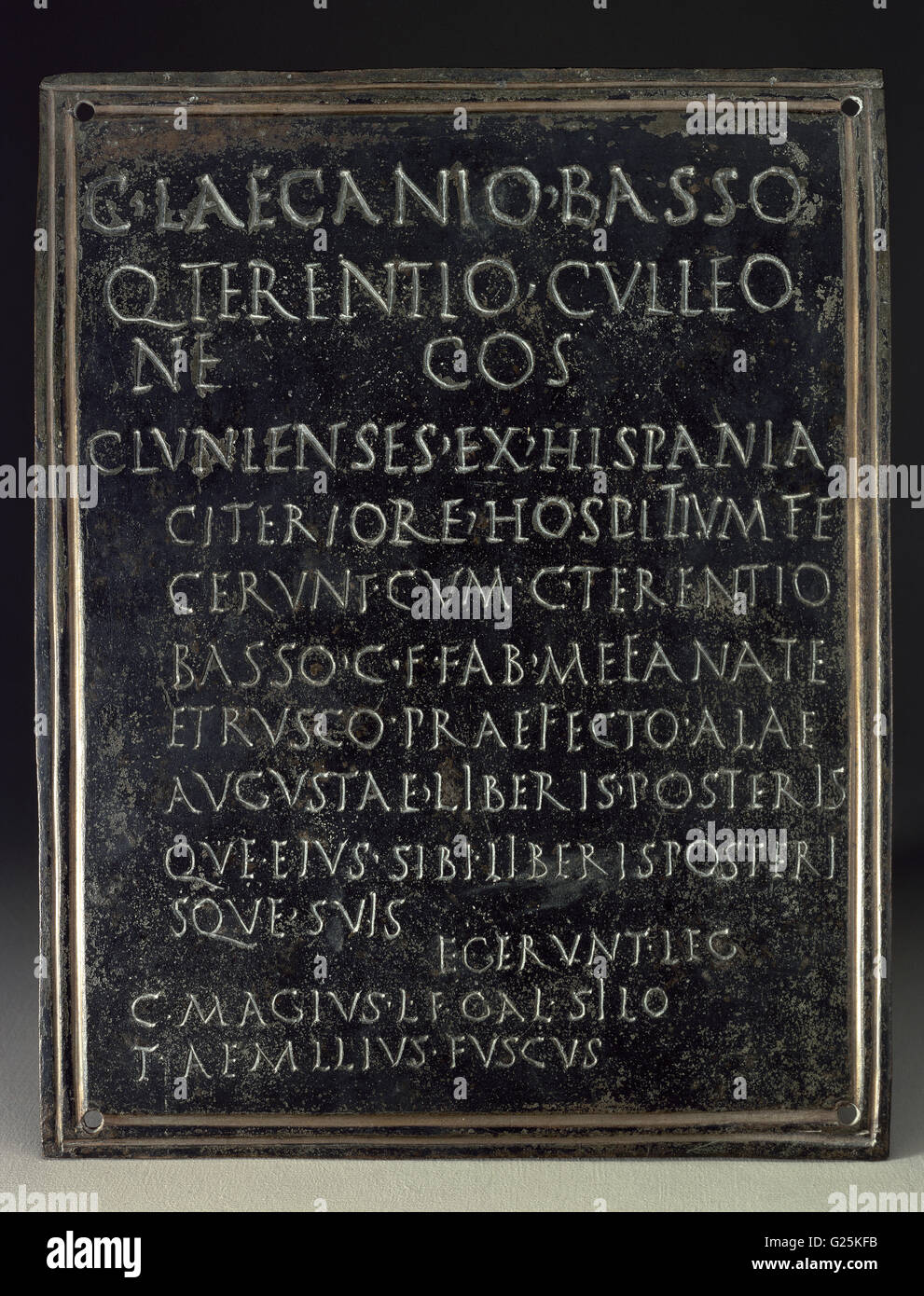 Tabula Hospitalis. Bronzetisch beschreibt die Gastfreundschaft-Pakt zwischen den Präfekten Gaius Terentius Basso und seine Nachkommen mit der Lunienses. 40 NACH CHRISTUS. Latein. Vorderseite. Von Clunia (Provinz Burgos, Kastilien und Leon). Nationales Archäologisches Museum. Madrid. Spanien. Stockfoto