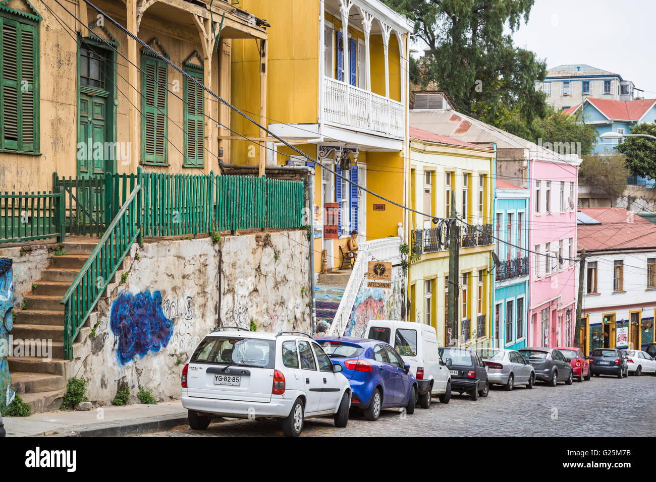 Pastell farbigen Geschäften und Gebäuden in Valparaiso, Chile, Südamerika. Stockfoto
