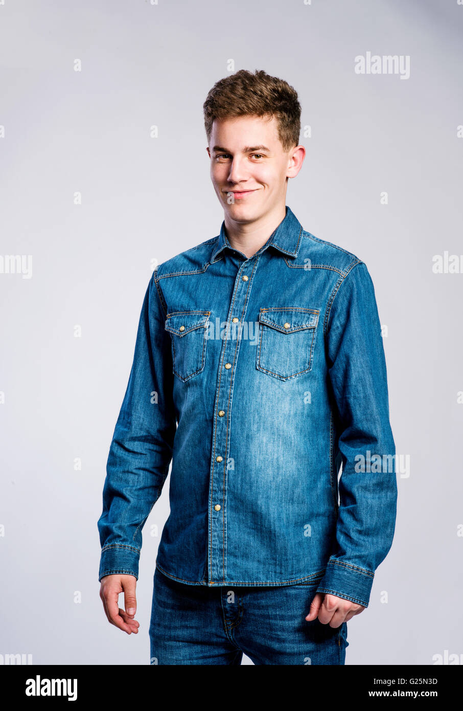 Junge in Jeans und t-Shirt, junger Mann, Studio gedreht Stockfoto