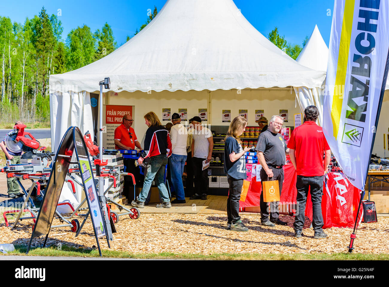 Emmaboda, Schweden - 13. Mai 2016: Wald und Traktor (Skog Och Traktor) fair. Menschen in und um einen weißen Ausstellungszelt mit t Stockfoto