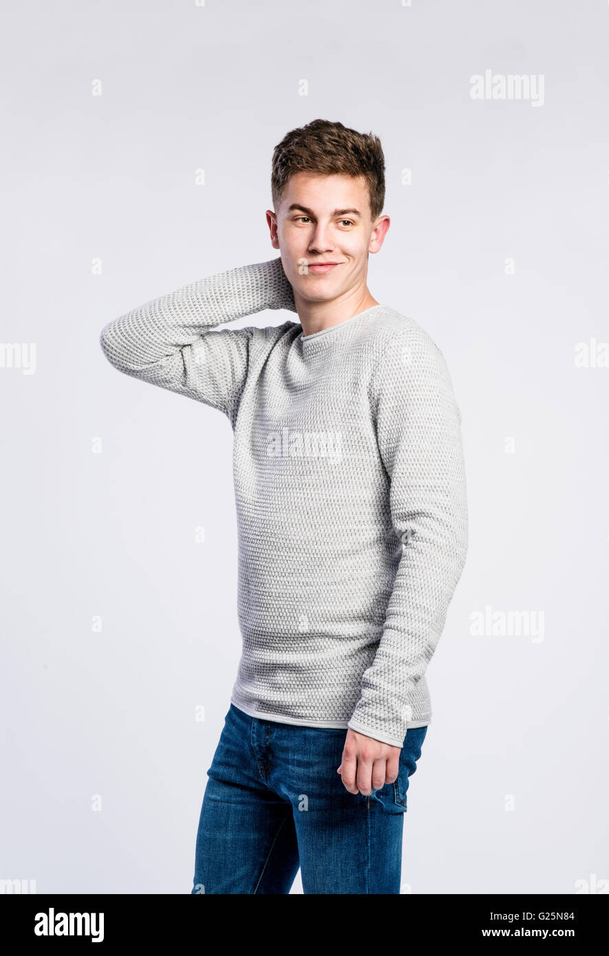 Junge in Jeans und Pullover, junger Mann, Studio gedreht Stockfoto