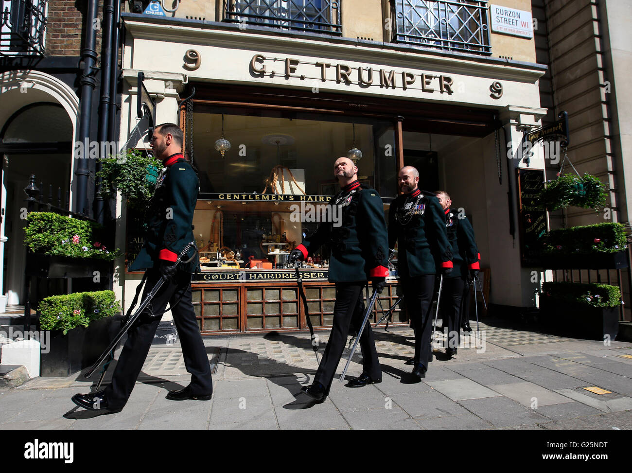 Trompeter aus der Massed Bands und Trompeten der Gewehre Fuß auf die Curzon Street folgen, nachdem ihre Bärte gestutzt und geformt bei G.F Trumper in Mayfair vor Durchführung auf Horse Guards Parade am 1. Juni und 2. Stockfoto